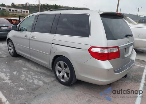 2005 Honda Odyssey Touring z USA, uszkodzony, nr VIN 5FNRL38845B034719